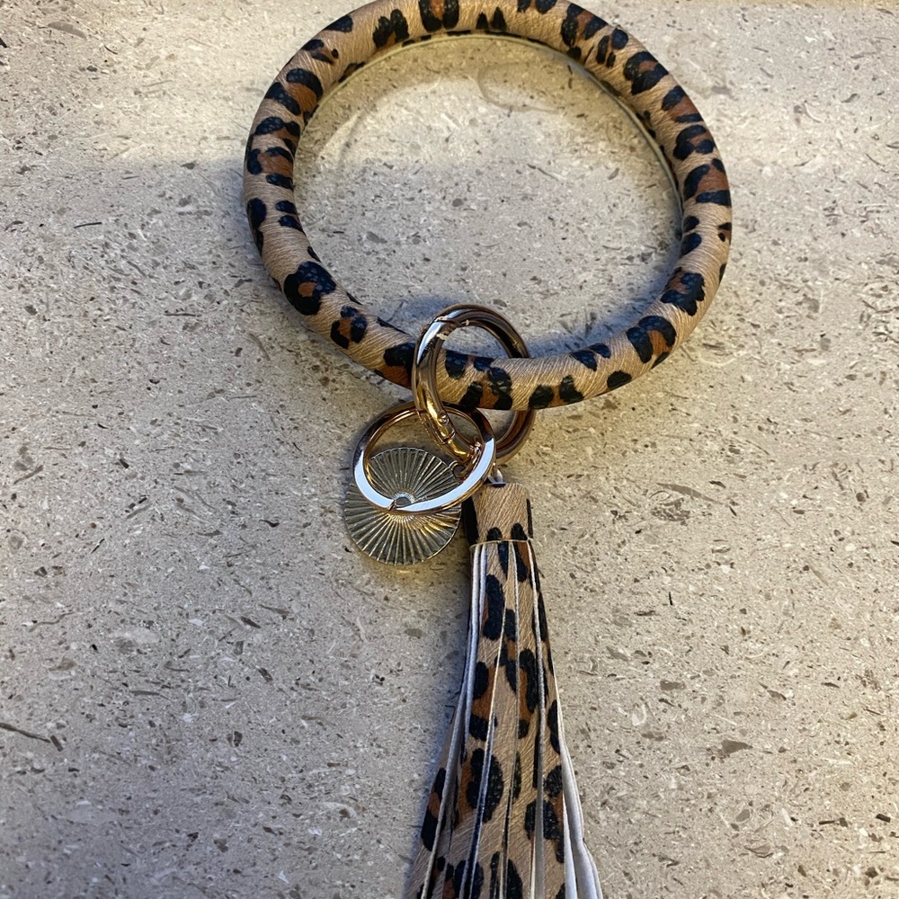 🔥 2 for $15 DEAL – READ FIRST 🔥Tassel Leopard Print Keychain Bracelet - Picture 2 of 4